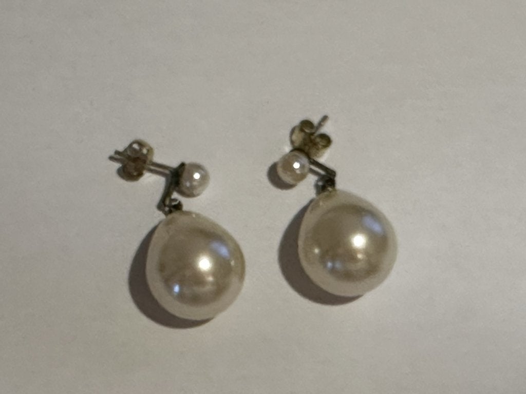 Oorbellen met 2 nepparels. Lengte 2,5 cm, Ophalen of Verzenden, Overige materialen, Oorbellen