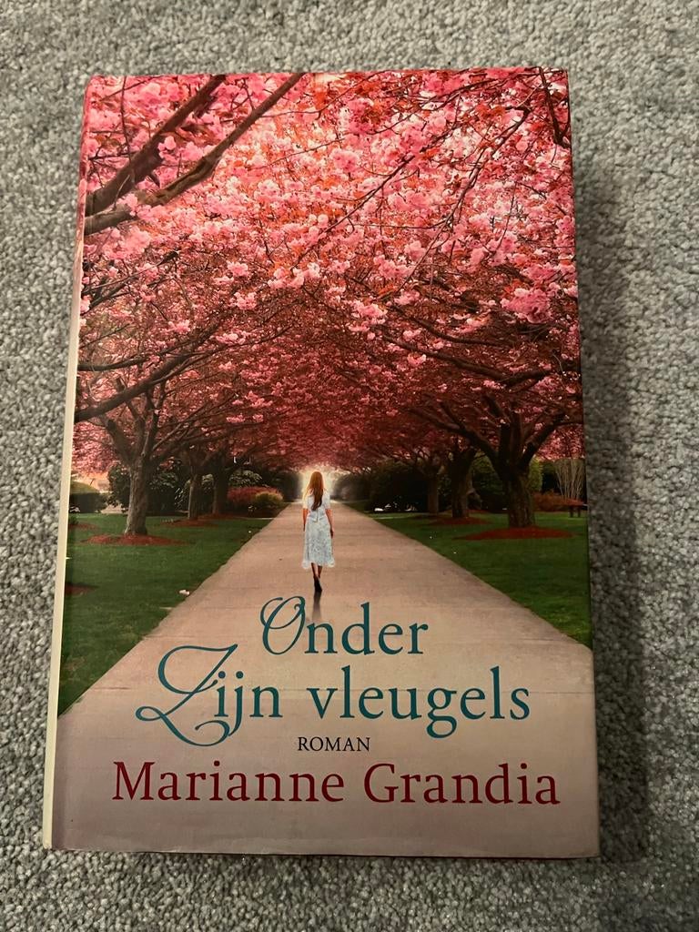 Onder Zijn Vleugels - Marianne Grandia (Roman), Ophalen of Verzenden, Gelezen, Nederland