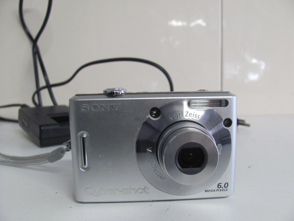 Sony DSC-W30 digitale camera met 6.0 megapixel, Audio, Tv en Foto, Fotocamera's Digitaal, Ophalen of Verzenden, Zo goed als nieuw