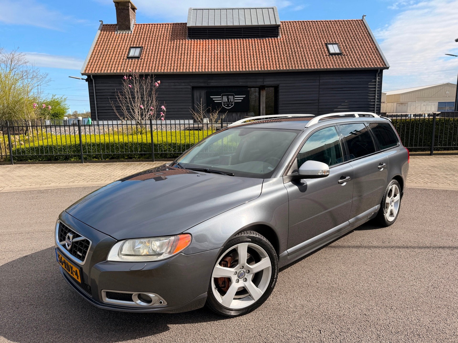 Volvo V70 2.0T R-Edition 200PK AUTOMAAT LEER NAVI XENON, Auto's, Volvo, Euro 5, Zwart, 4 cilinders, 203 pk