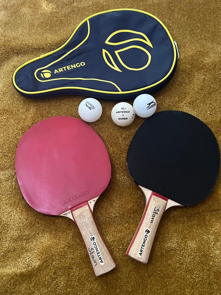 ARTENGO Tafeltennis set: 2 batjes, 3 balletjes en hoes, Sport en Fitness, Tafeltennis, Ophalen of Verzenden, Gebruikt, Net, Batje(s) of Balletje(s)