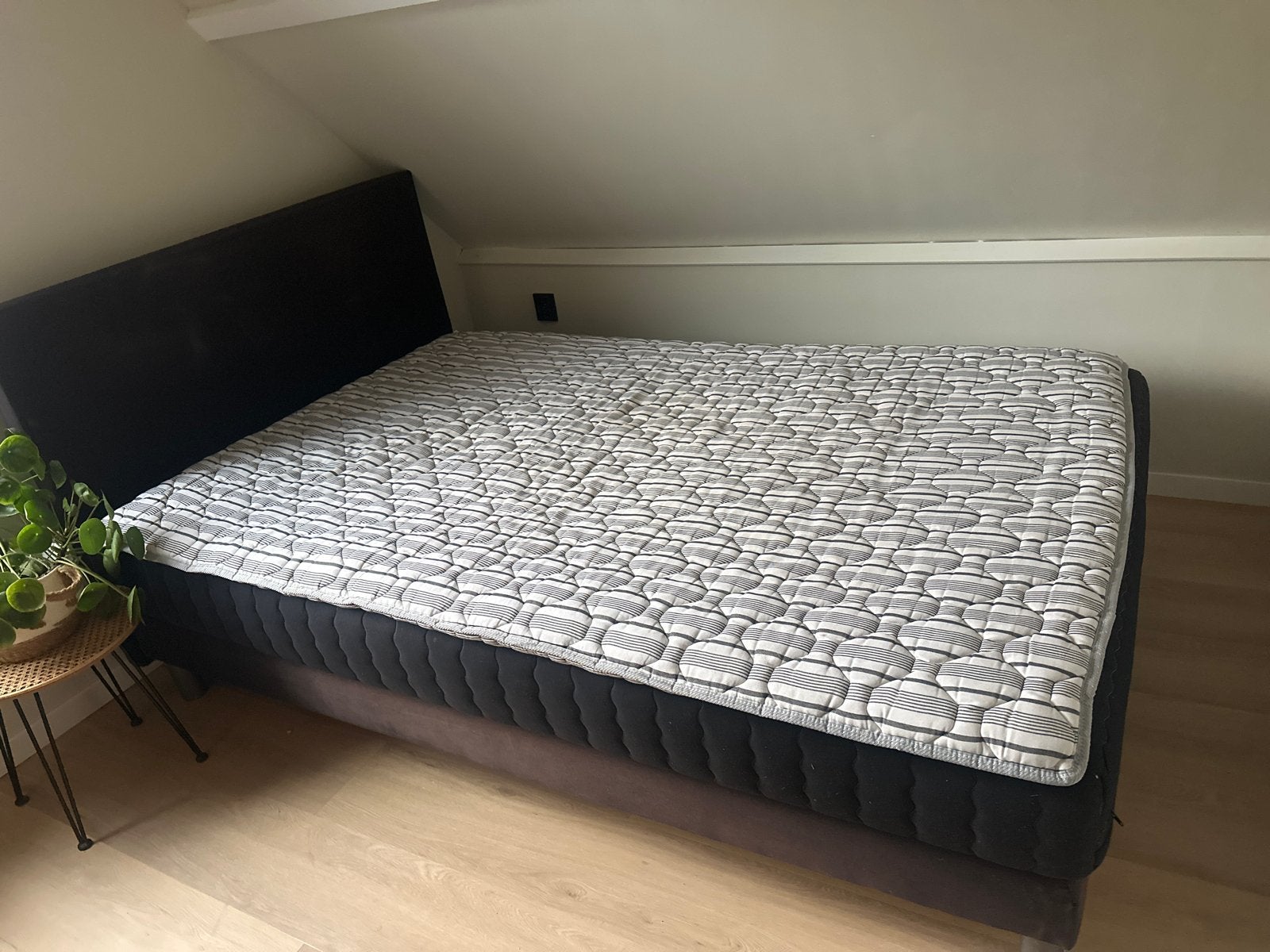 Mooie boxspring met hoofdbord en matras, Ophalen, Gebruikt, Zwart, Tweepersoons