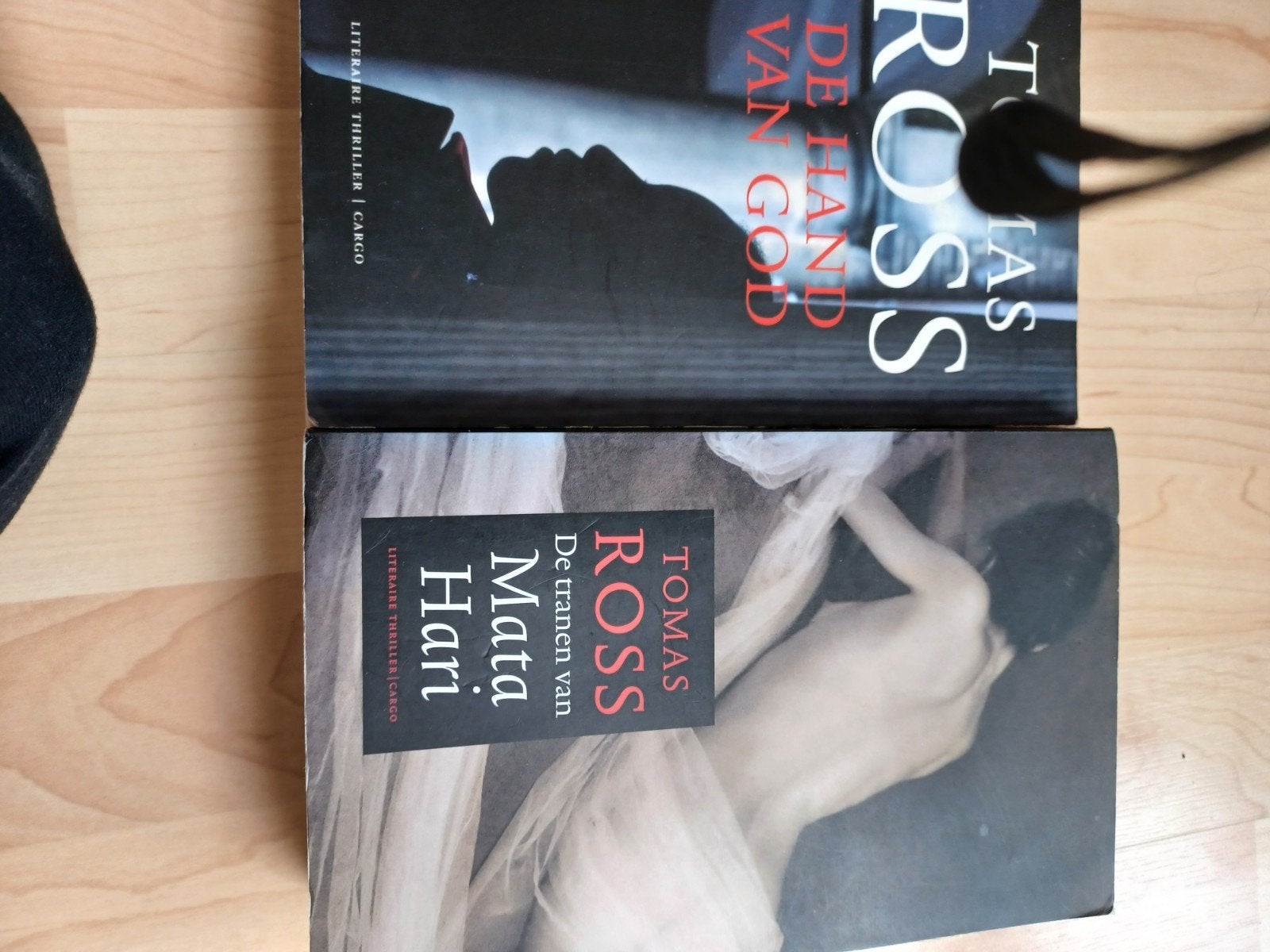 Tomas Ross - De Hand van God & De Tranen van Mata Hari, Ophalen of Verzenden, Gelezen, Tomas Ross, Nederland