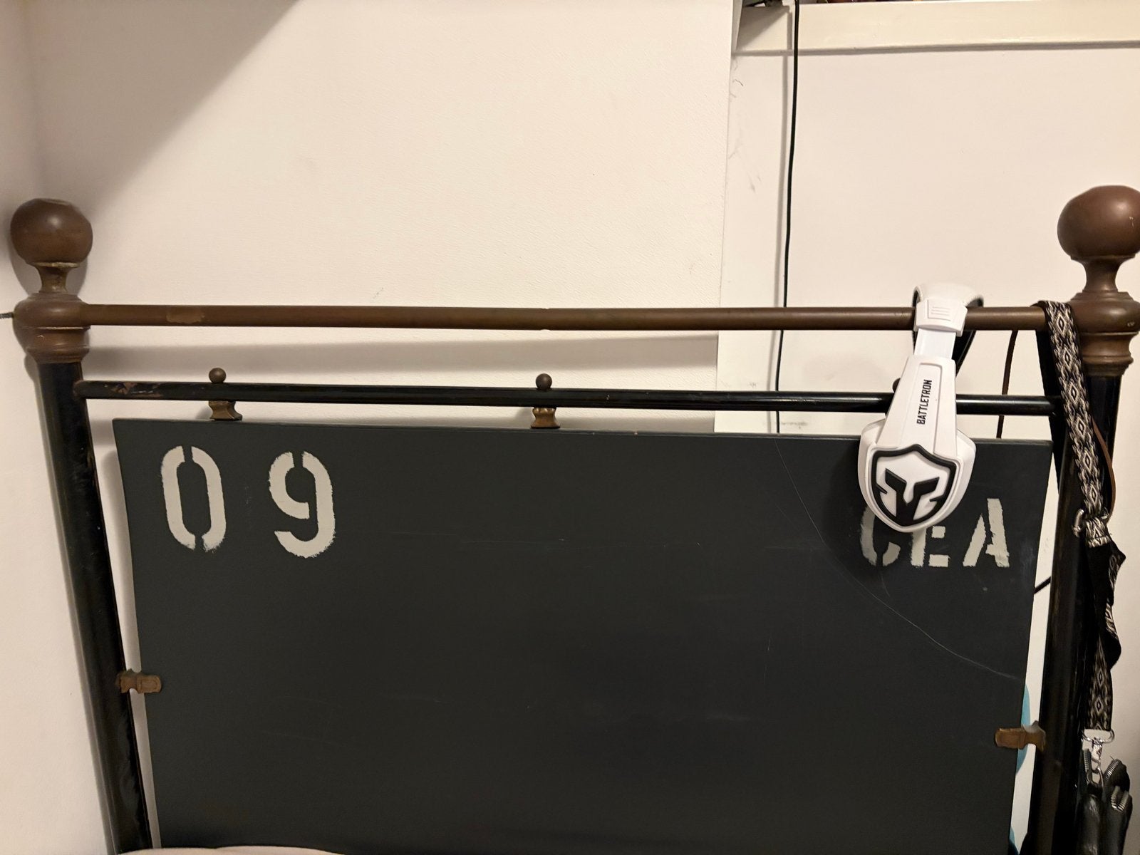 Eenpersoonsbed met metalen frame en houten panelen, Huis en Inrichting, Gebruikt, 90 cm, Eenpersoons, Zwart