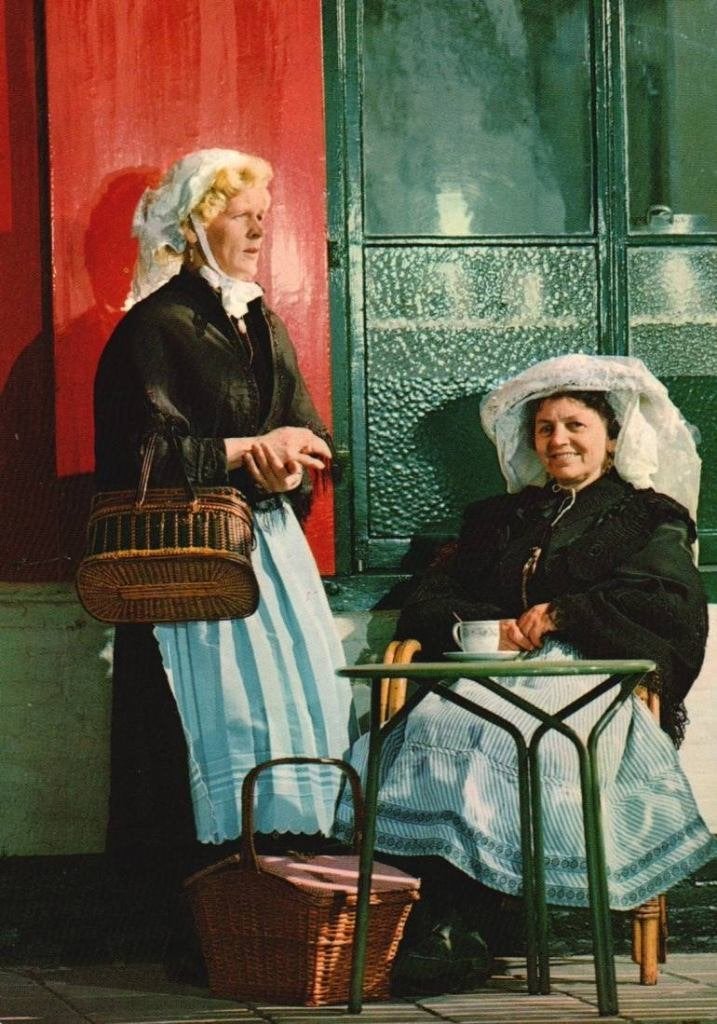 Noord Brabantse dames naar de Markt - Brabantse Poffers., Ophalen, 1960 tot 1980, Ongelopen, Noord-Brabant