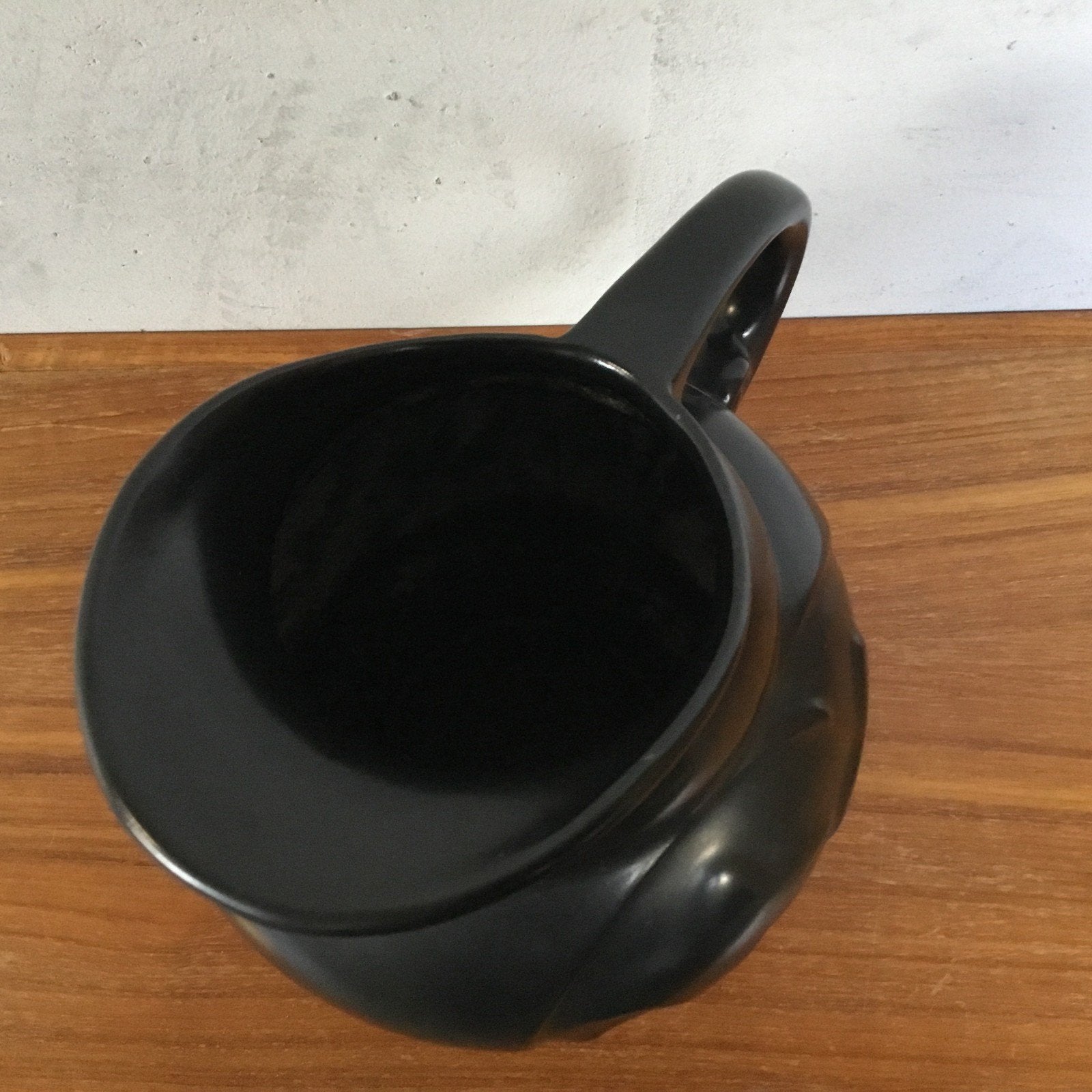 Art Deco zwarte plateel snavelvaas Royal Mosa jaren 30, Zwart, Ophalen of Verzenden, Zo goed als nieuw, 20 cm