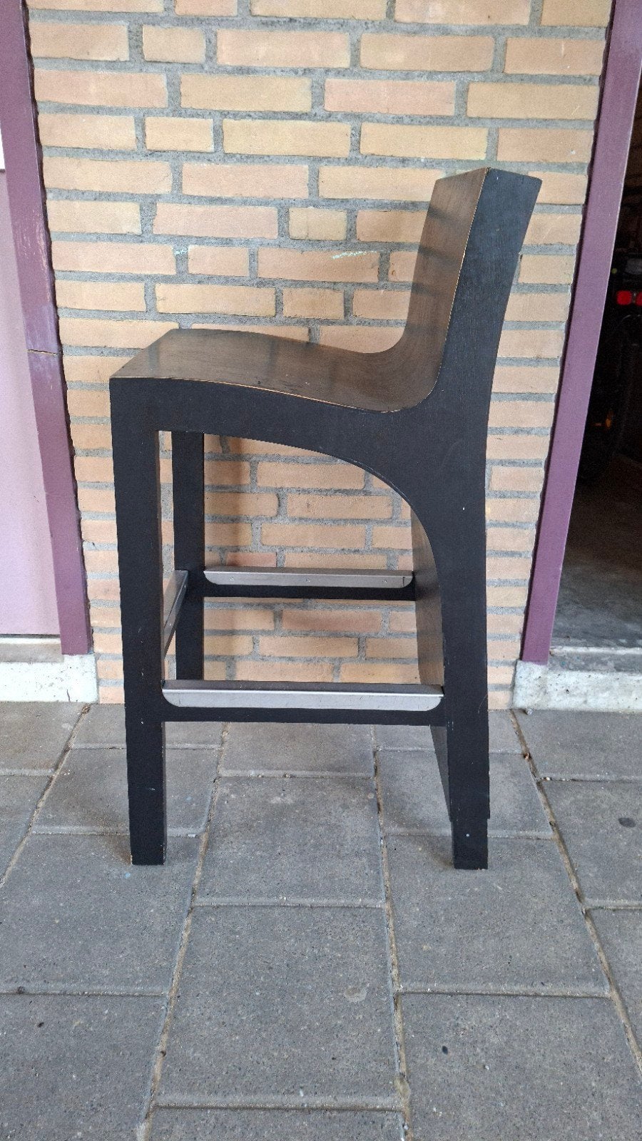 Foto 5 van Set van 4 massief houten barstoelen - Zwart