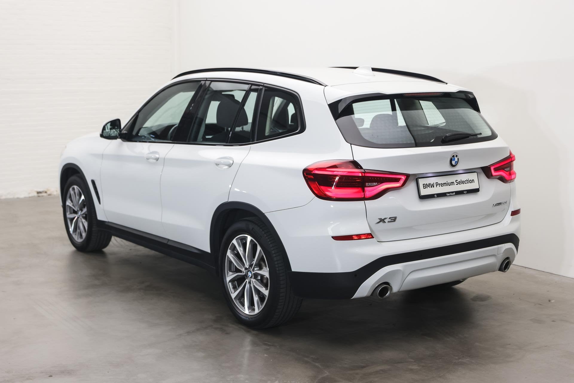 BMW X3 xDrive20i Executive Automaat / Trekhaak / LED / Live, Gebruikt, Euro 6, 4 cilinders, Met garantie (alle)