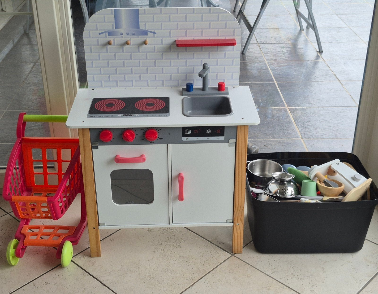 keukentje met keukenspulletjes, Ophalen, Zo goed als nieuw, Hout, Speelkeuken-accessoire