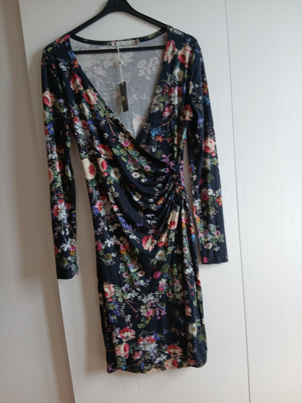 M nw prachtige jurk donkerblauw met fleurige bloemen SRNDPTY, Maat 38/40 (M), Meerkleurig, Nieuw, Ophalen of Verzenden