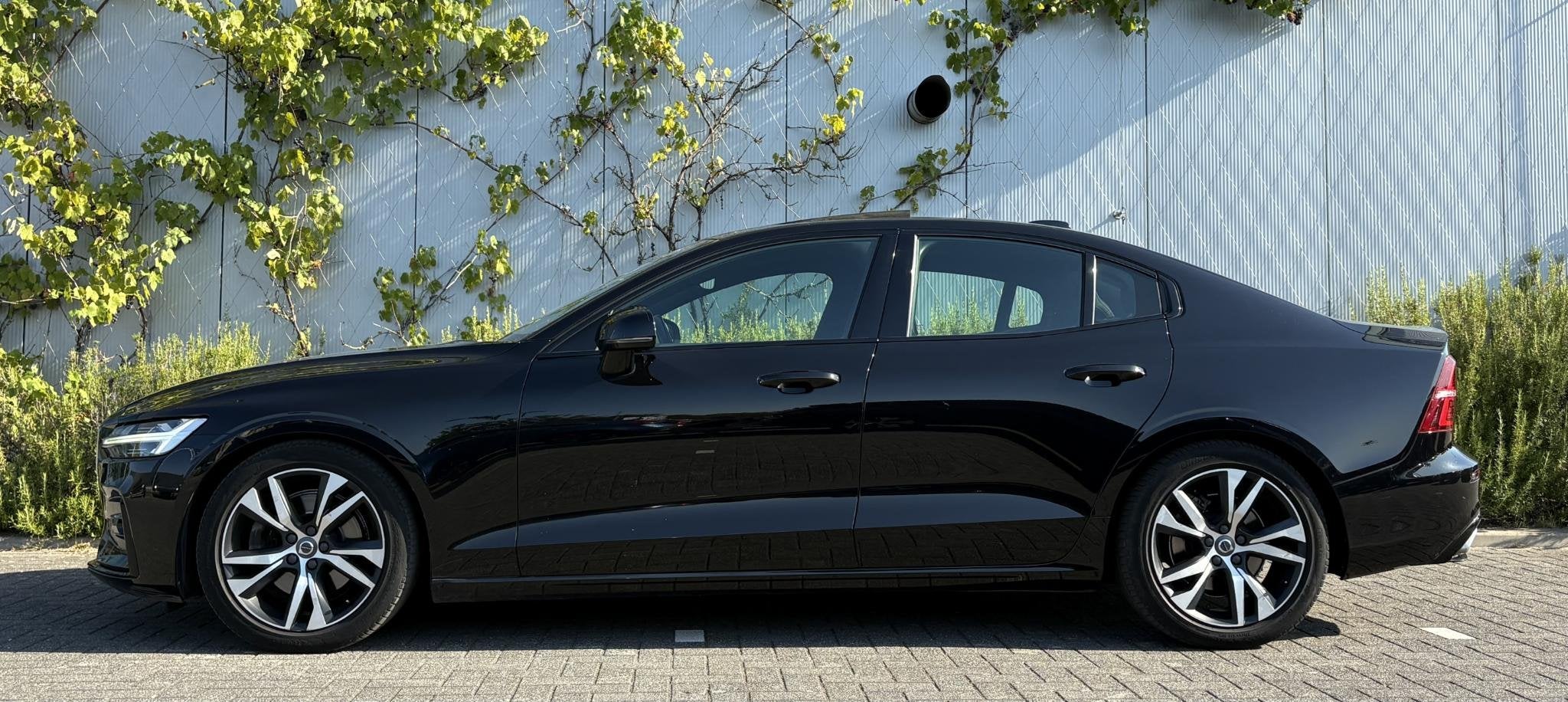 Volvo S60 2.0 T4 R-Design | Achteruitrijcamera | Parkeersens, 15 km/l, Euro 6, S60, Zwart