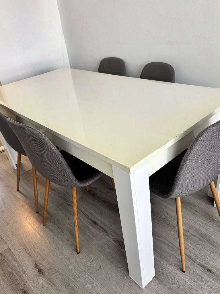Eettafel inclusief 5 stoelen