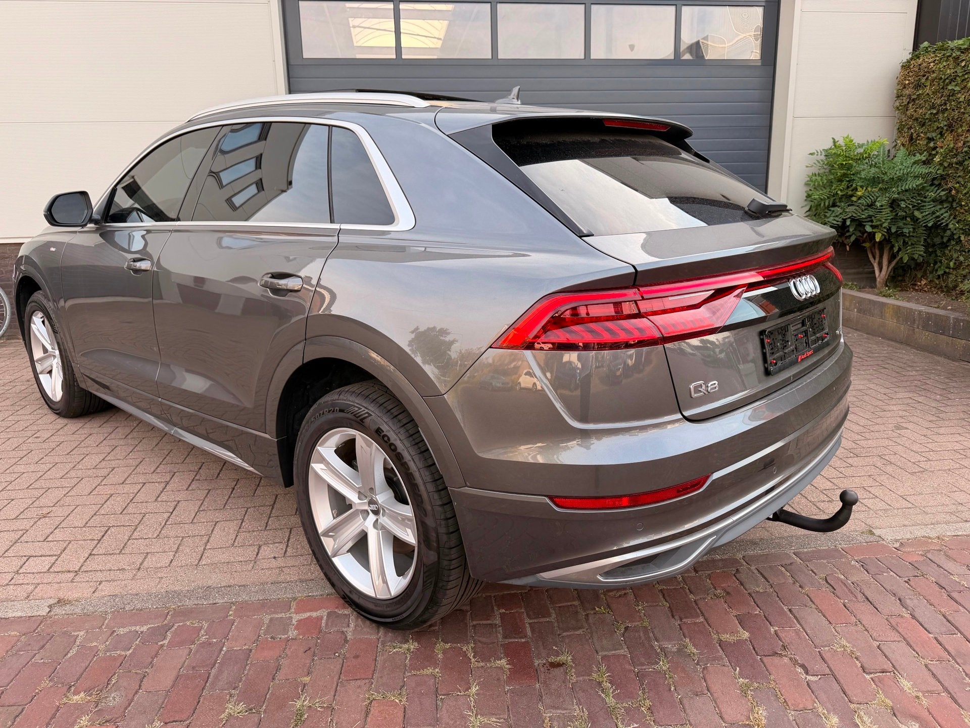 Audi Q8 55 TFSI S Line/340 pk/Panoramadak/Navi/Trekhaak/Lede, Auto's, Automaat, Gebruikt, Overige carrosserieën, Q8
