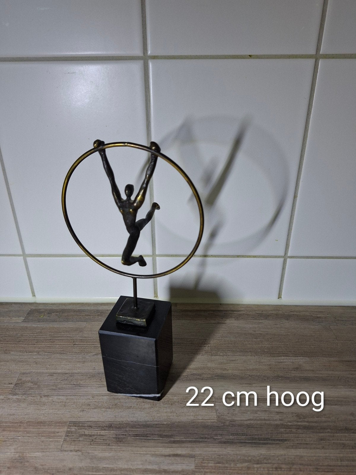 beeldje turnster op marmeren sokkel, Ophalen, 20 - 50 cm, Op sokkel, Beeld