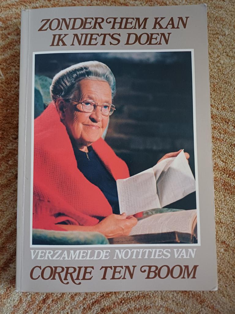 Corrie ten Boom - Zonder hem kan ik niets doen, Boeken, Ophalen of Verzenden, Gelezen, Corrie ten Boom, Christendom | Protestants