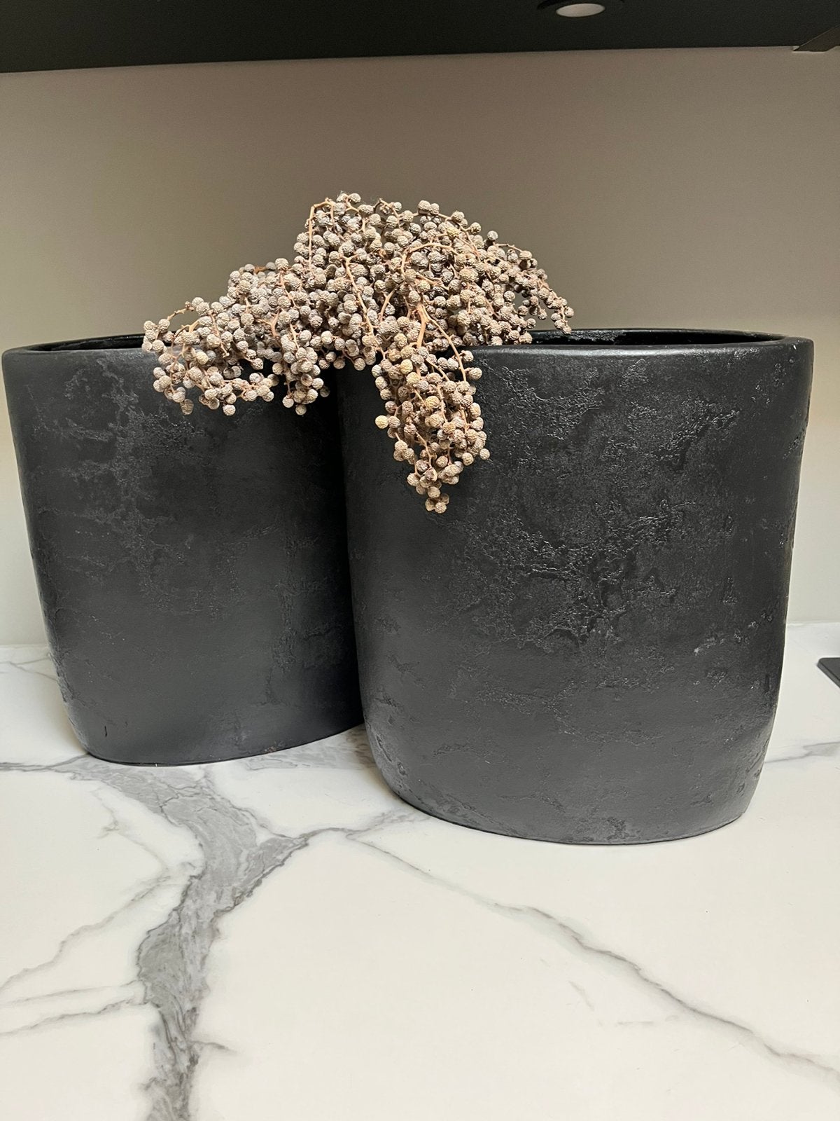 2 zwarte bloempotten met een dadel tak, Ophalen, Rond, Zo goed als nieuw, Aardewerk