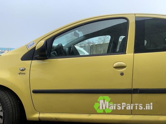 Portier 4Deurs links-voor van een Peugeot 107 (KBL)