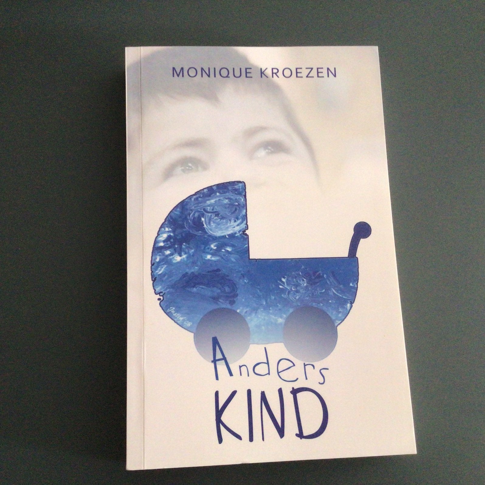 Monique Kroezen - Anders Kind, Ophalen of Verzenden, Zo goed als nieuw, Monique Kroezen