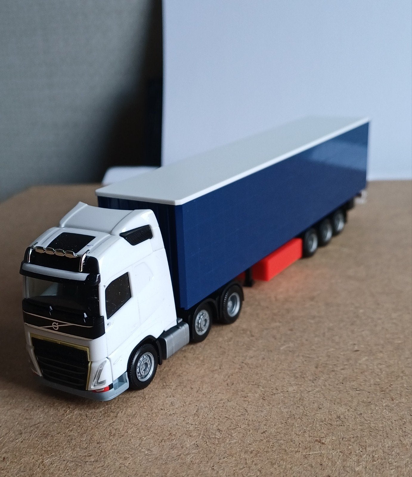 Herpa Volvo schuifzeil, Ophalen of Verzenden, Zo goed als nieuw, Bus of Vrachtwagen, Herpa