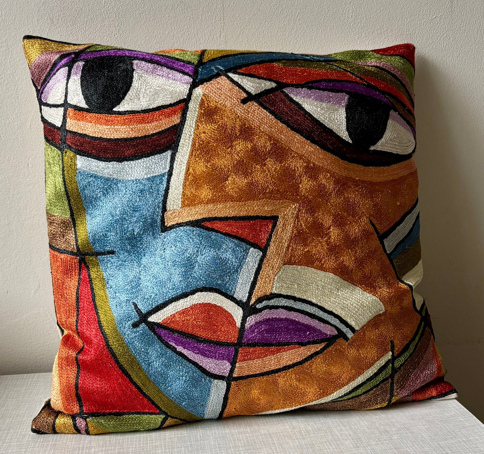 Handgeborduurde kussen in Picasso-stijl met abstract gezicht, Ophalen of Verzenden, Zo goed als nieuw, Vierkant