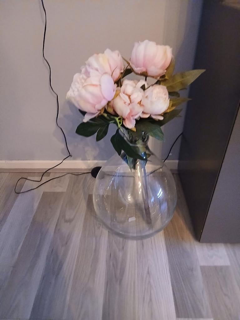 Vaas met kunstbloemen, Ophalen