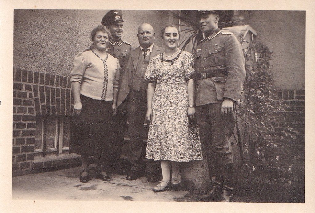 Familieportret Wehrmacht & Luftwaffe Soldaten op Verlof, Verzamelen, Foto, Ophalen of Verzenden, Zo goed als nieuw, Voor 1940