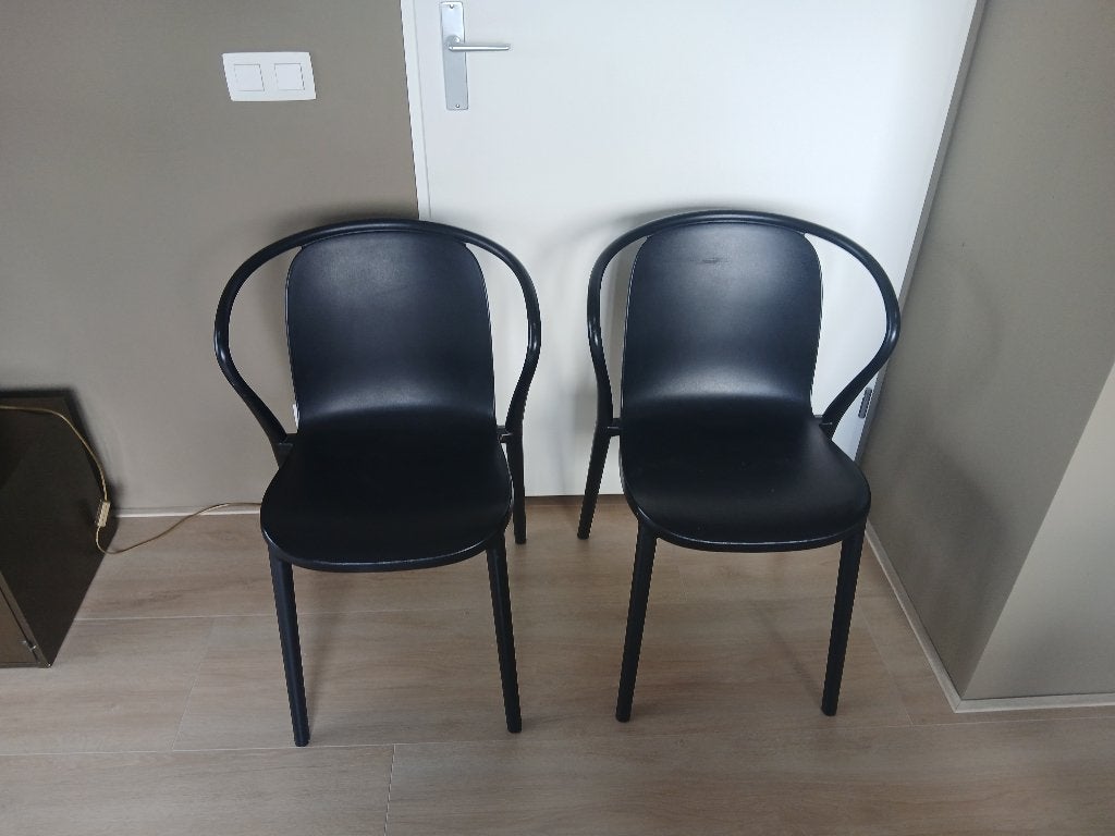 2x zwarte Karwei buiten/binnen stoelen, Huis en Inrichting, Ophalen, Kunststof, Gebruikt, Twee