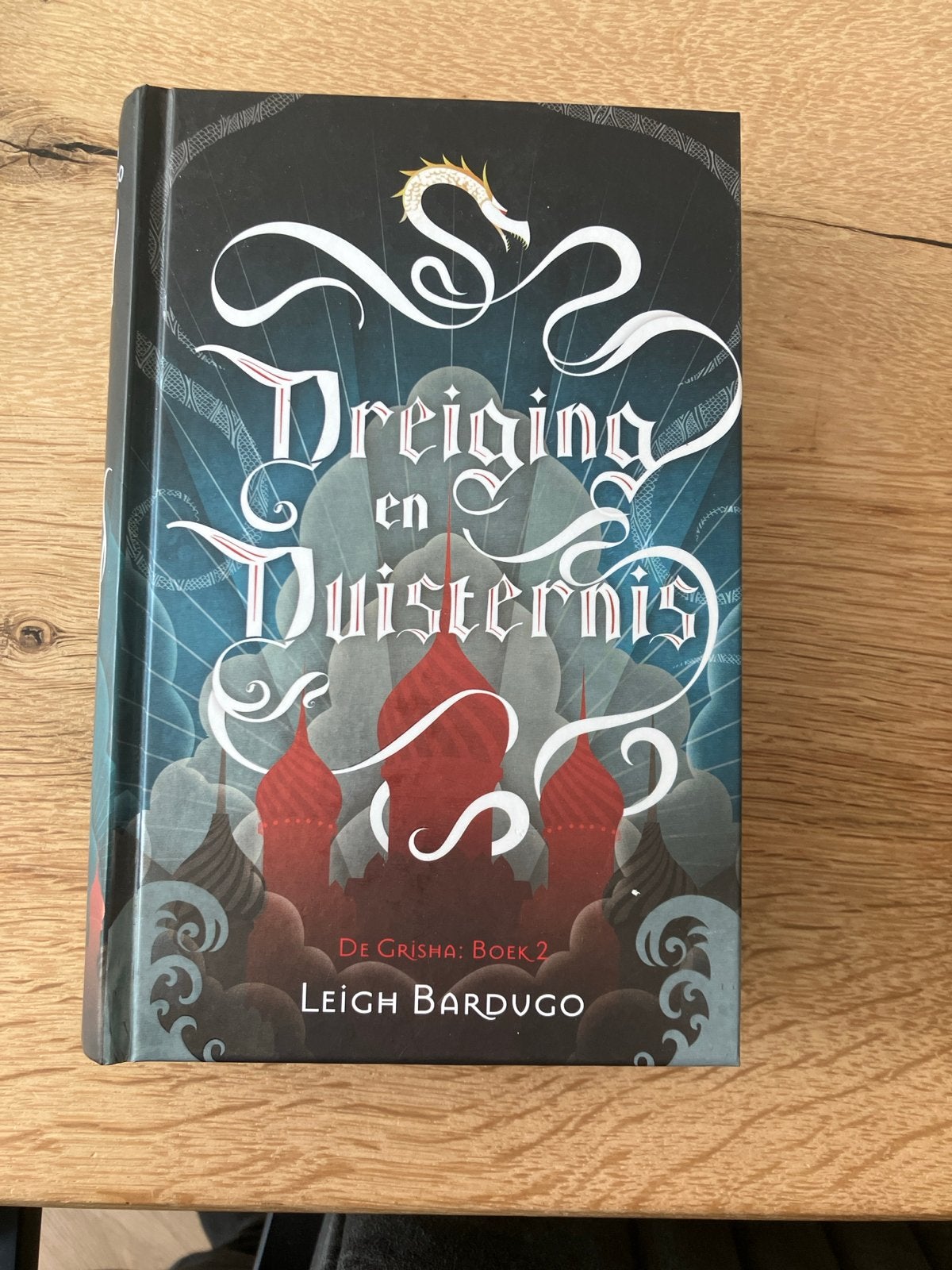 Dreiging en Duisternis - De Grisha: Boek 2, Boeken, Fantasy, Zo goed als nieuw, Ophalen of Verzenden
