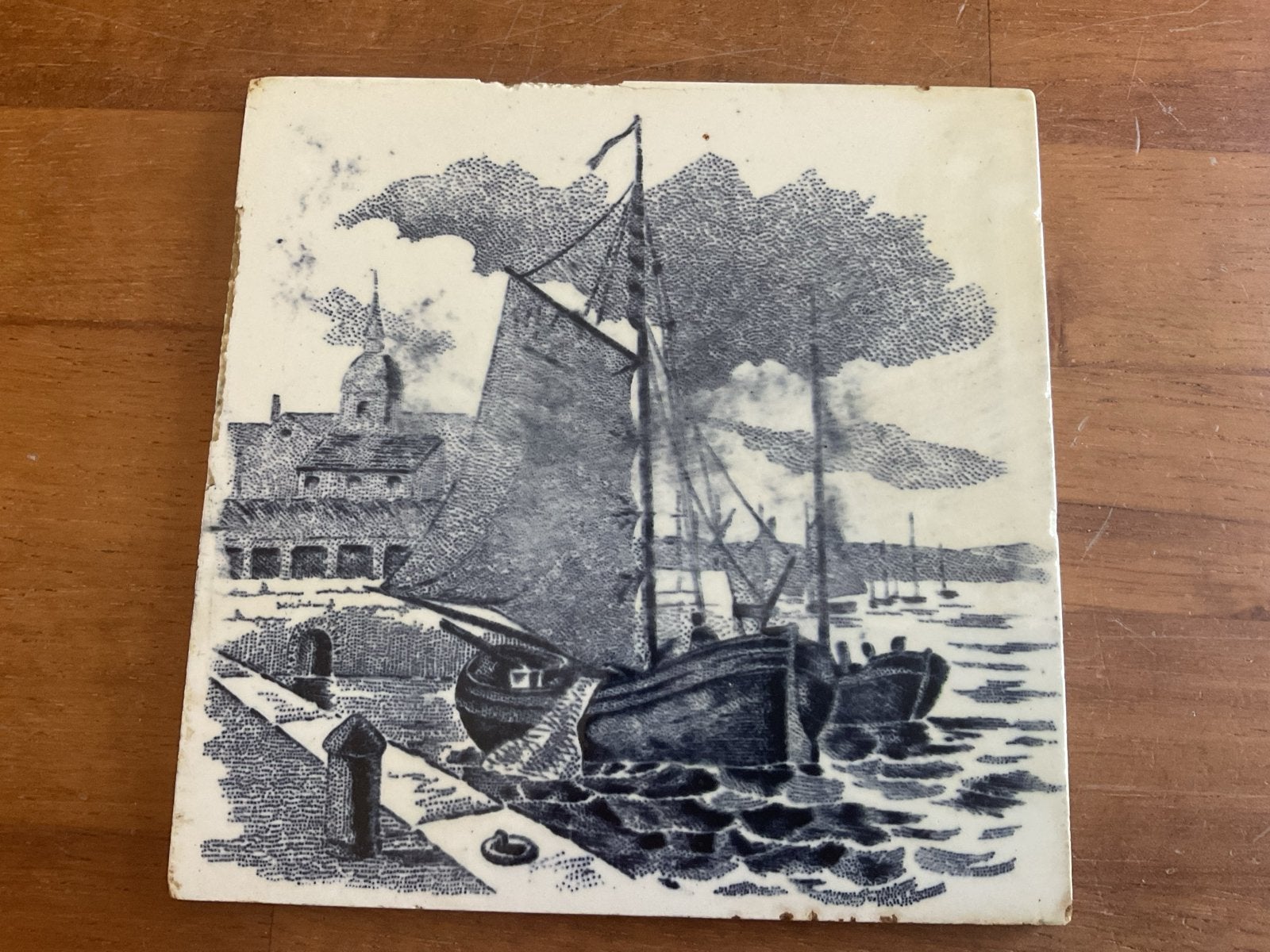 Antieke Gilliot Hemiksem Tegel met Scheepsmotief, Ophalen of Verzenden