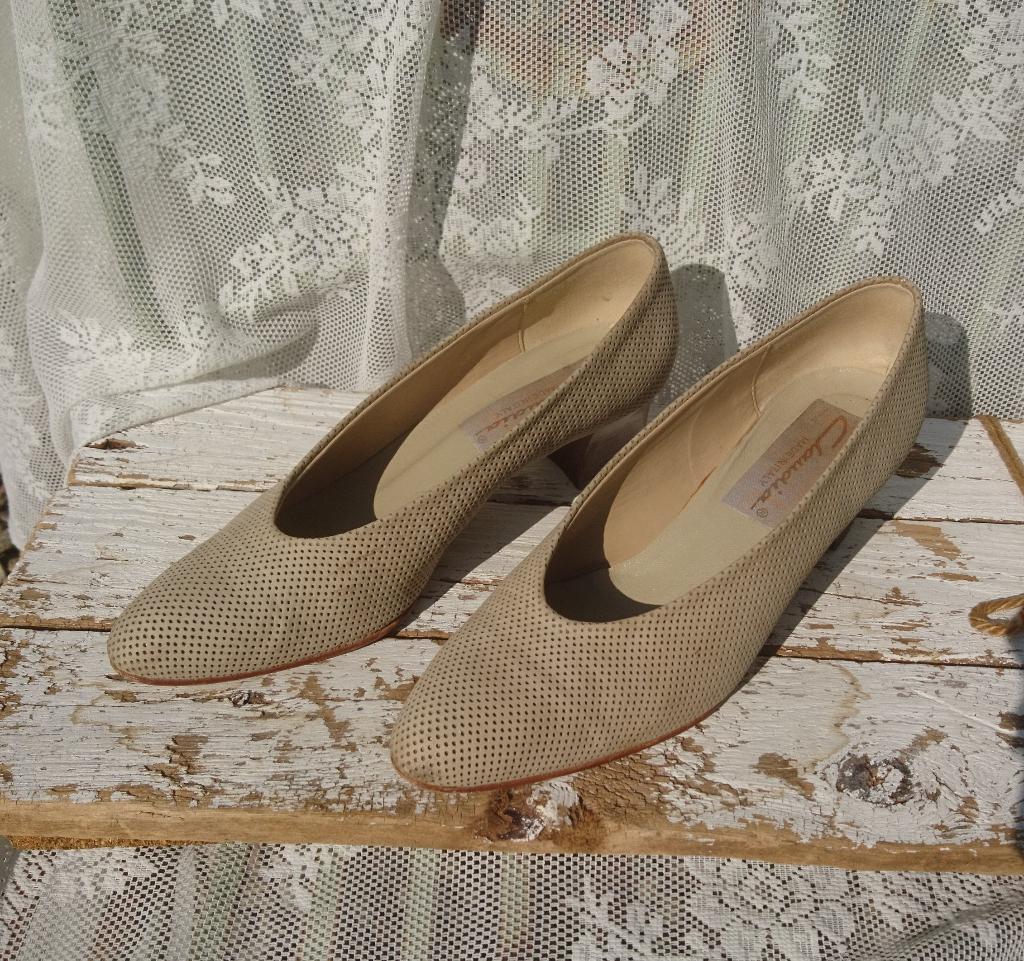 Vintage Pumps jaren 60 /70 Beige met gaatjes gedecoreerd. 38, Pumps, Beige, Ophalen of Verzenden, Claudia .