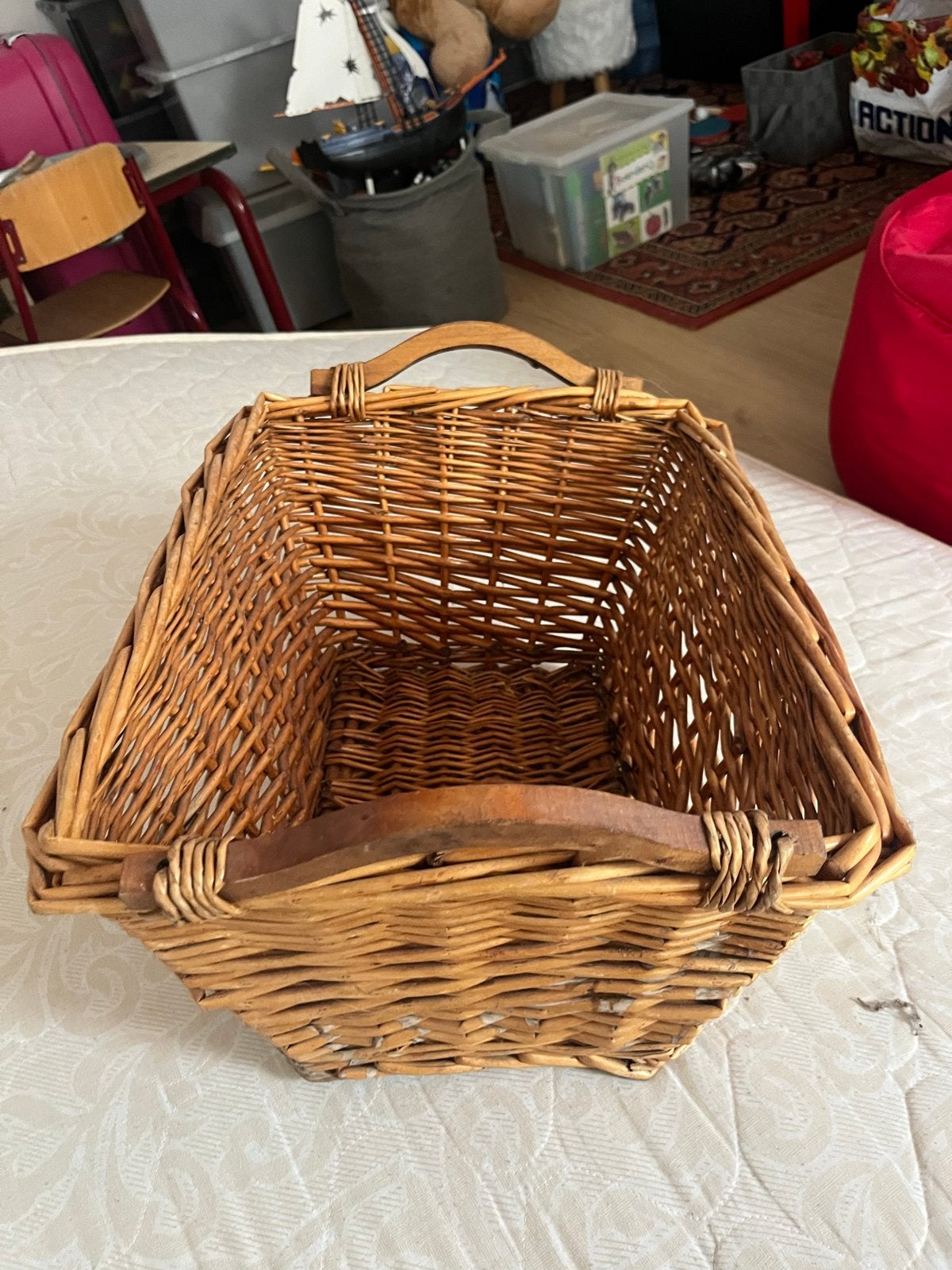 Grote rieten mand met houten handvatten, Huis en Inrichting, Woonaccessoires | Schalen en Manden, Ophalen, Gebruikt, Gevlochten