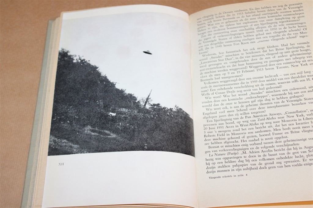 Vliegende Schotels in Actie — Ufo-waarnemingen, Vintage 1955, Boeken, Ophalen of Verzenden, Gelezen, Overige onderwerpen, Achtergrond en Informatie
