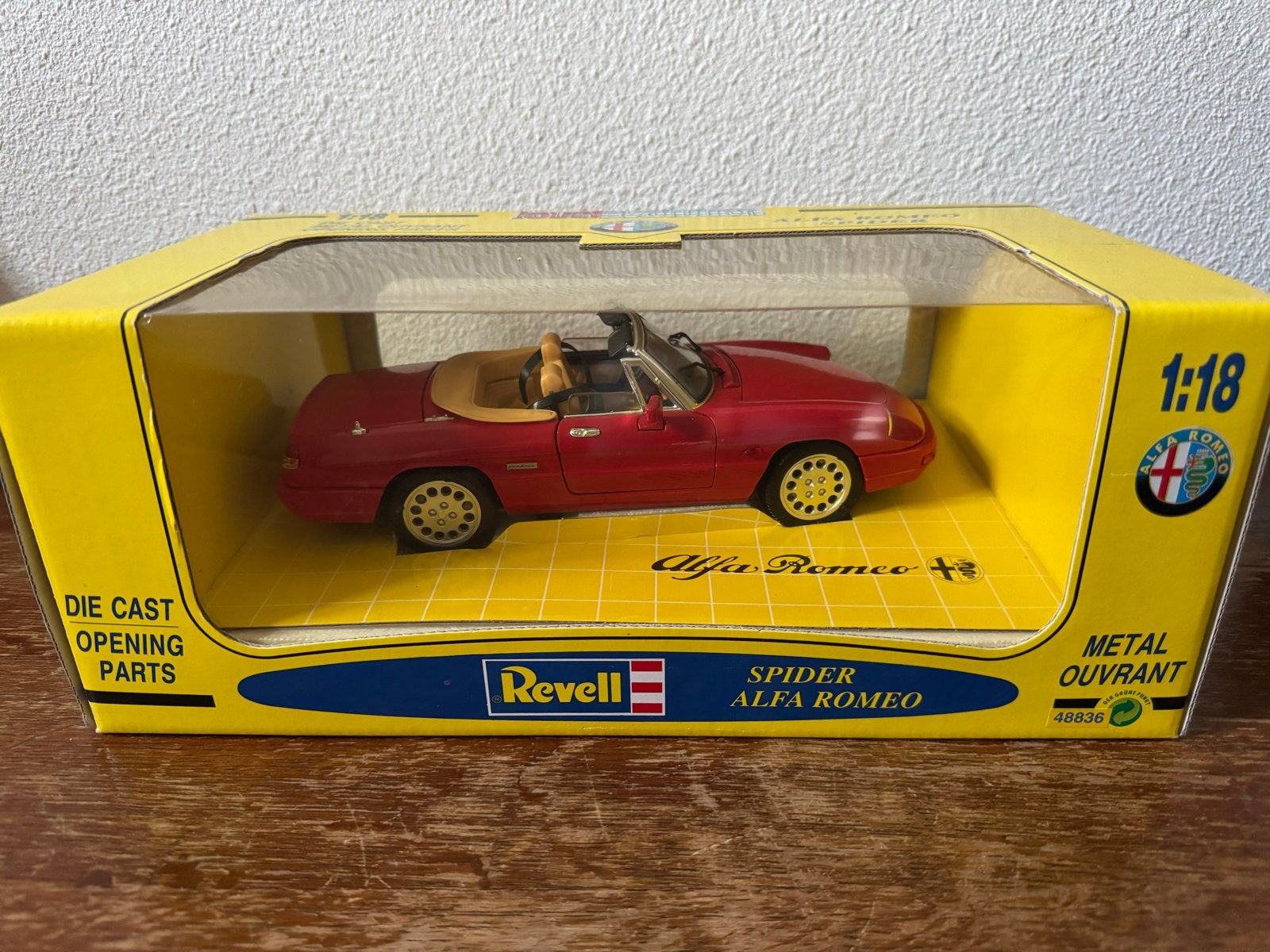 Revell Alfa Romeo Spider 1:18 rood in ovp, Ophalen of Verzenden, Zo goed als nieuw, Auto, Revell