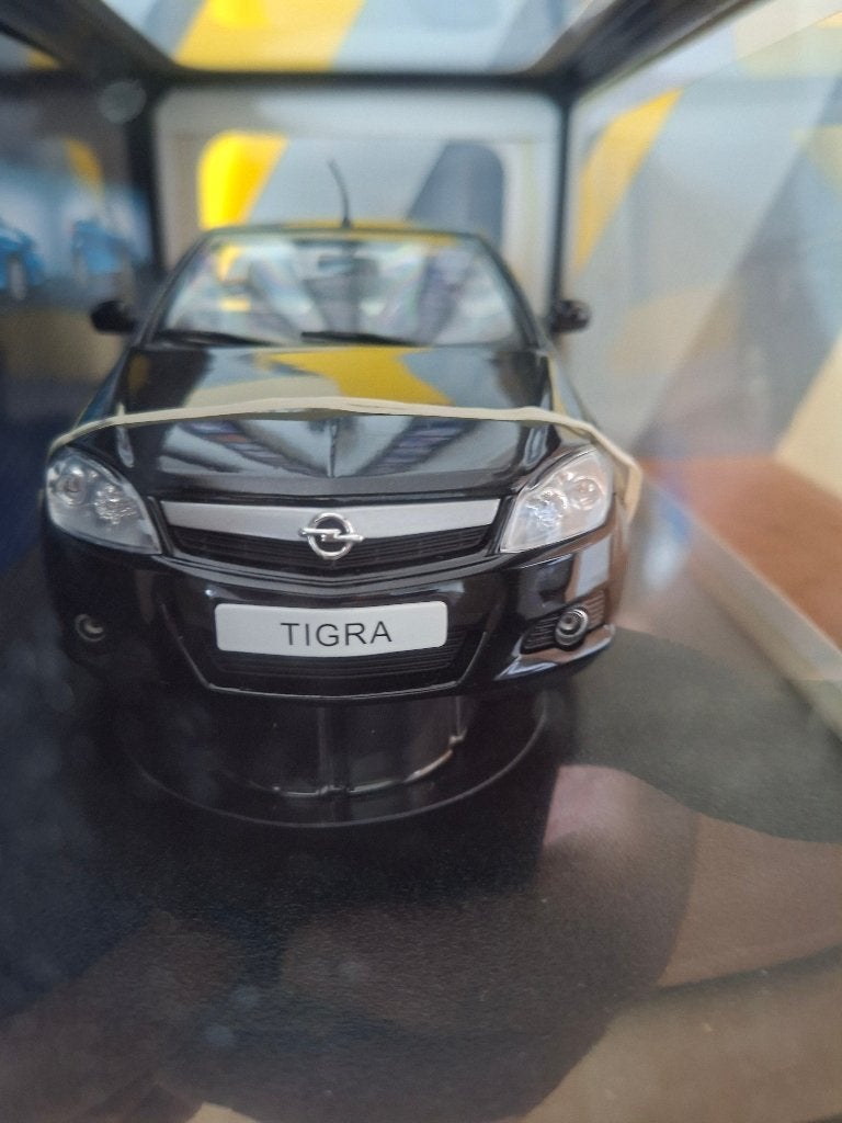 opel tigra zwart 1 op 18, Hobby en Vrije tijd, Modelauto's | 1:18, Ophalen of Verzenden, Nieuw, Overige merken