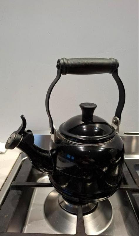 Zwarte Le Creuset theepot/fluitketel, Ophalen of Verzenden, Zo goed als nieuw, Zwart, Le Creuset