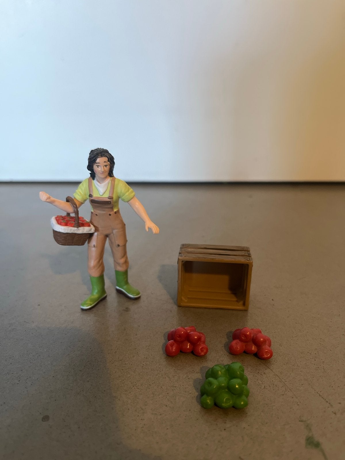 Schleich Boerenvrouw met fruit en kistje van schleich, Ophalen of Verzenden, Gebruikt, Jongen of Meisje