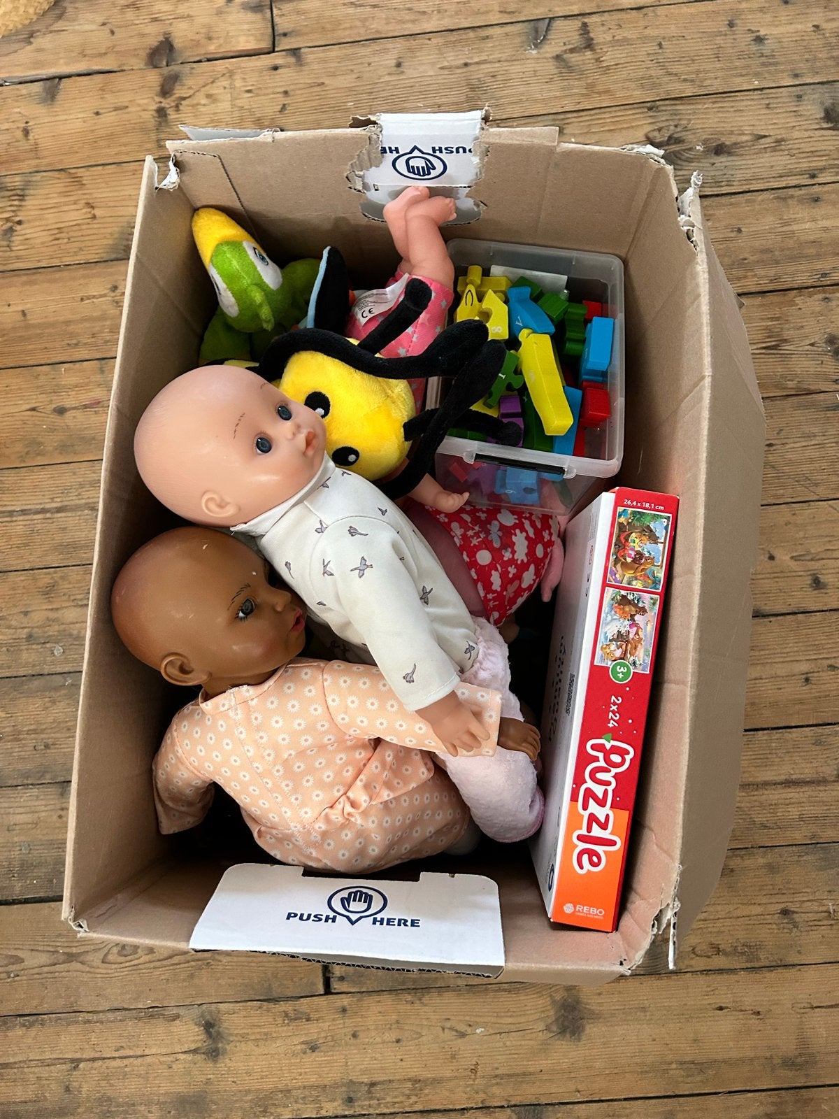 Gratis doos met divers speelgoed: poppen, knuffels, puzzel, Ophalen, Gebruikt, Jongen of Meisje