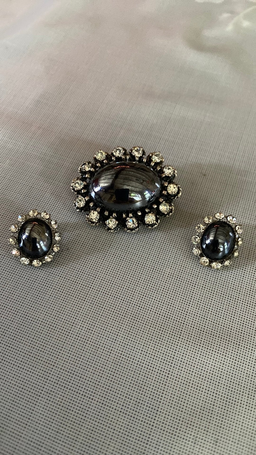 Broche en oorclips met zwart git en kristal, Ophalen of Verzenden, Overige materialen, Broche