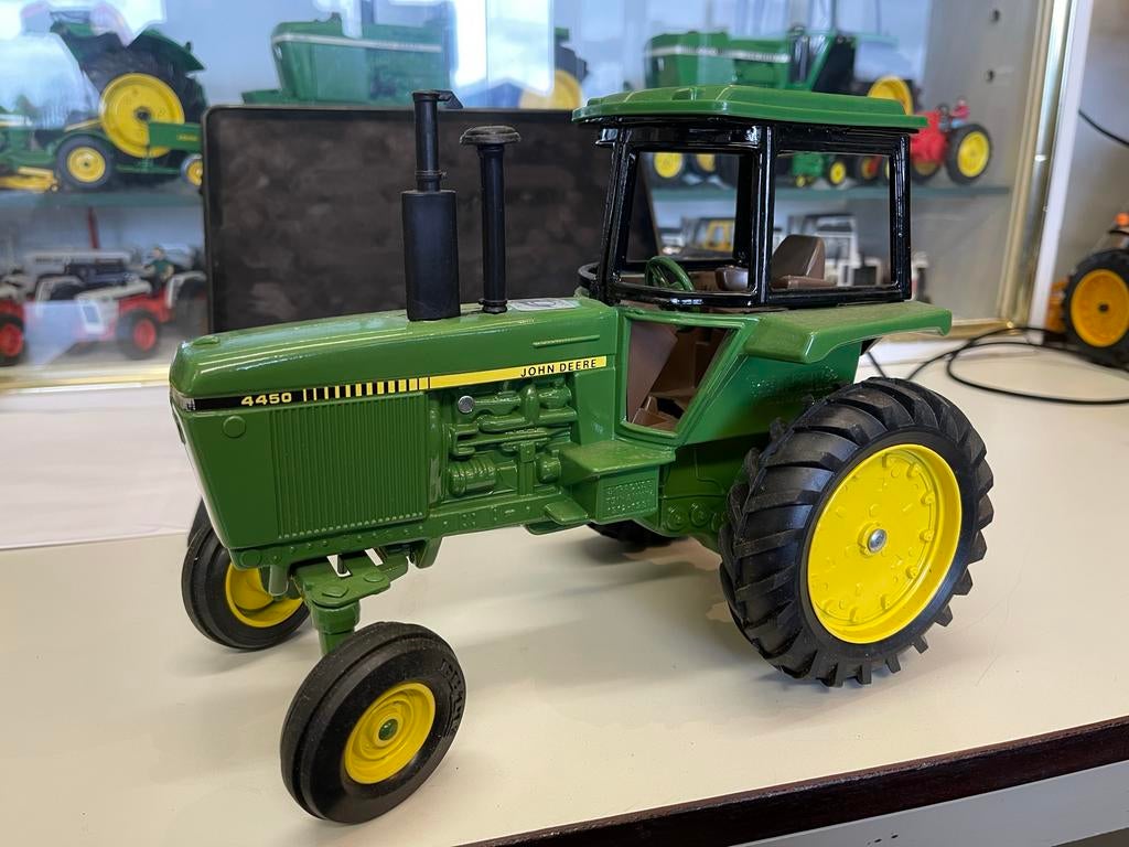 John Deere 4450 Syracuse Branch Ertl 1/16 schaalmodel, Overige merken, Ophalen of Verzenden, Zo goed als nieuw, Groter dan 1:32