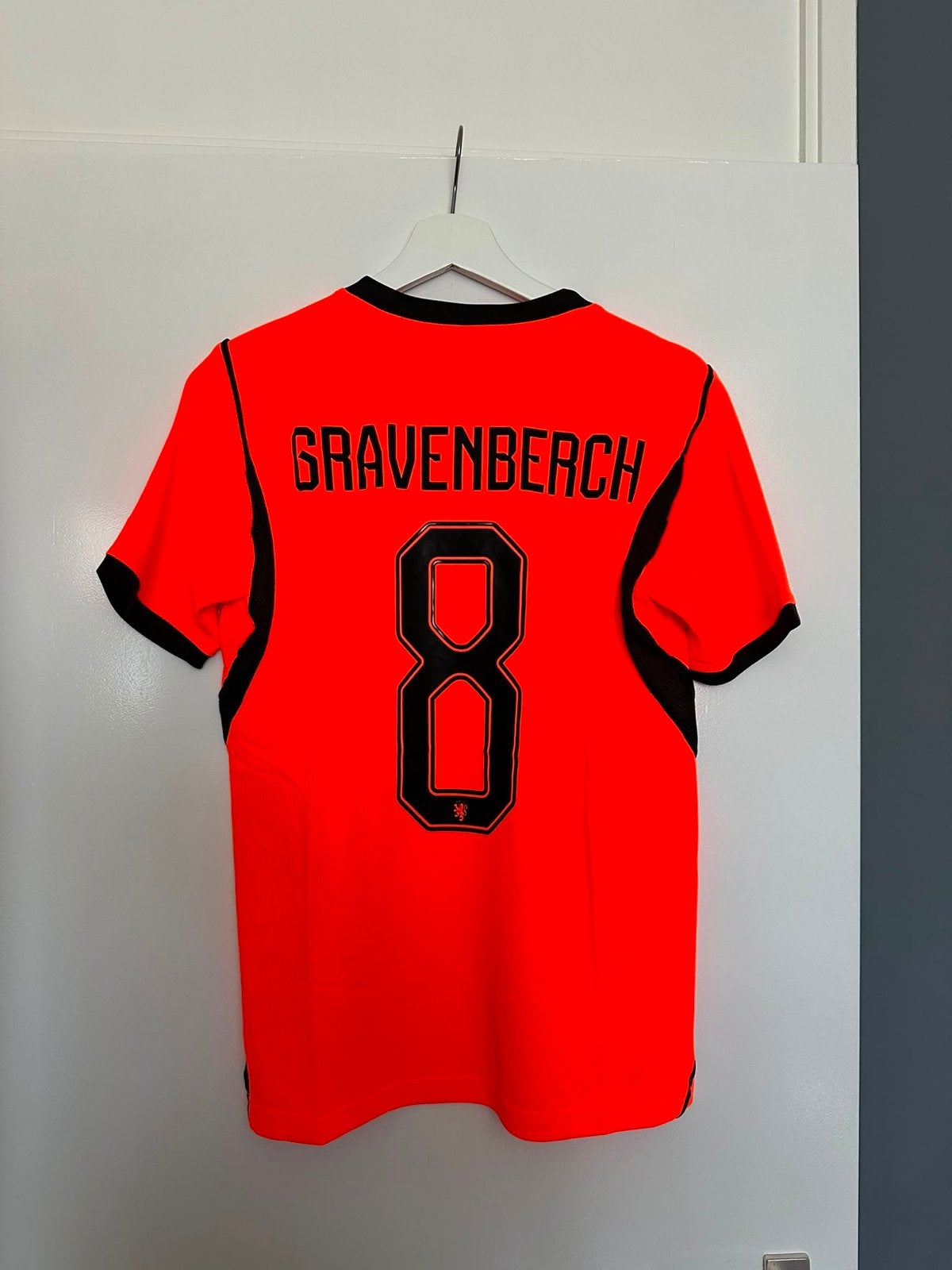 Oranje voetbalshirt Gravenberch #8 - Nieuw met kaartjes, Maat 48/50 (M), Nieuw, Oranje, Ophalen of Verzenden