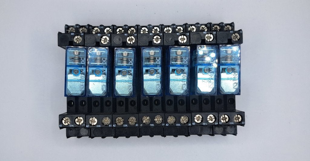 Finder 110VDC Insteekrelais met voet (40.31) (7x), Hobby en Vrije tijd, Gebruikt, Onbekend, Ophalen of Verzenden, Finder