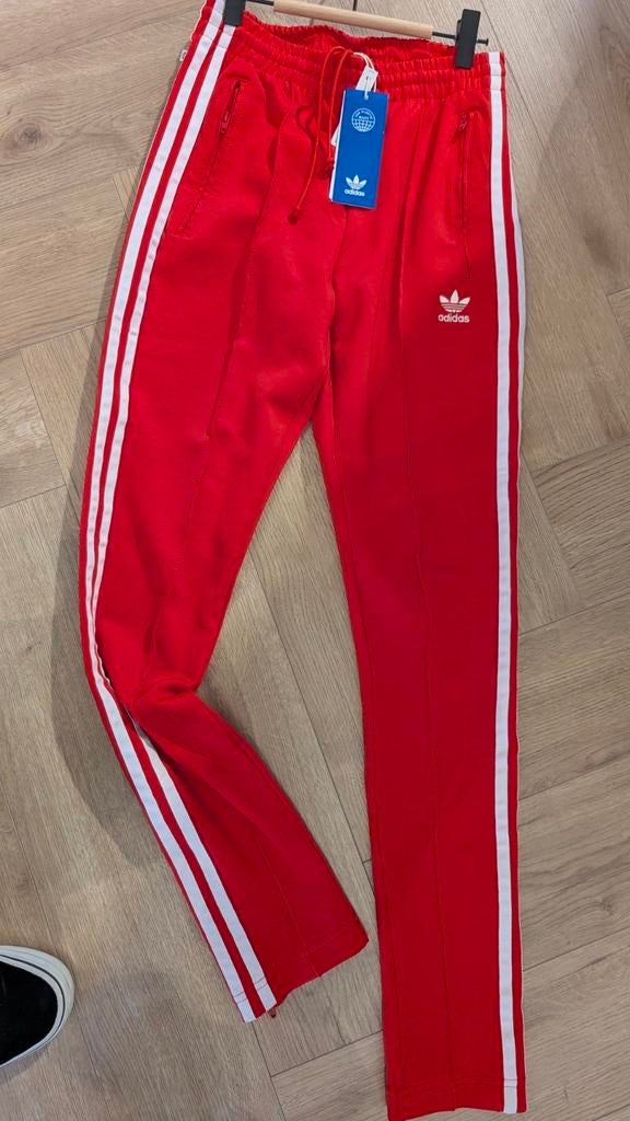 Adidas Joggingbroek Rood - Nieuw met prijskaartje, Maat XS, Adidas, Nieuw, Ophalen of Verzenden, Maat 34 (XS) of kleiner