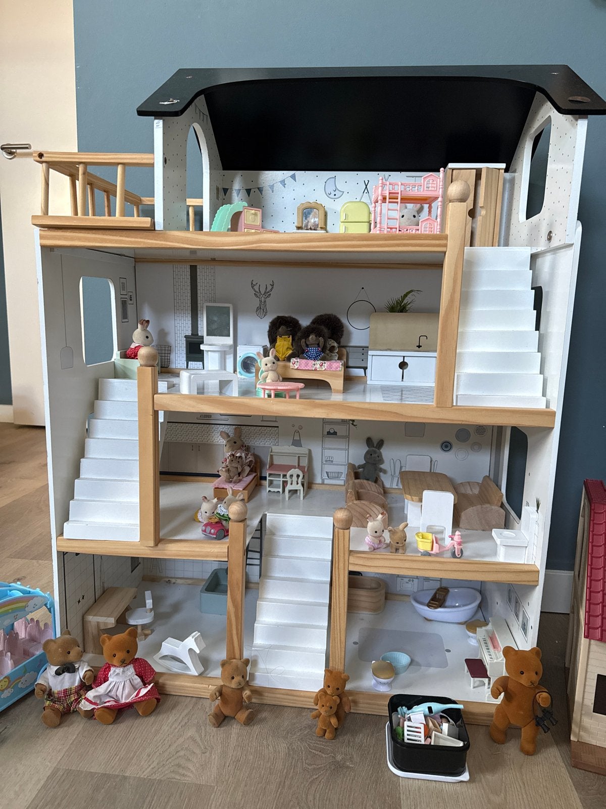 Sylvanian Families poppenhuis set met meubels, poppen en bus, Ophalen, Gebruikt, Poppenhuis