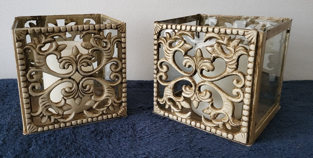 2 mooie grote metalen/glas windlichten + kaarsen zie foto's, Huis en Inrichting, Woonaccessoires | Kandelaars en Kaarsen, Ophalen