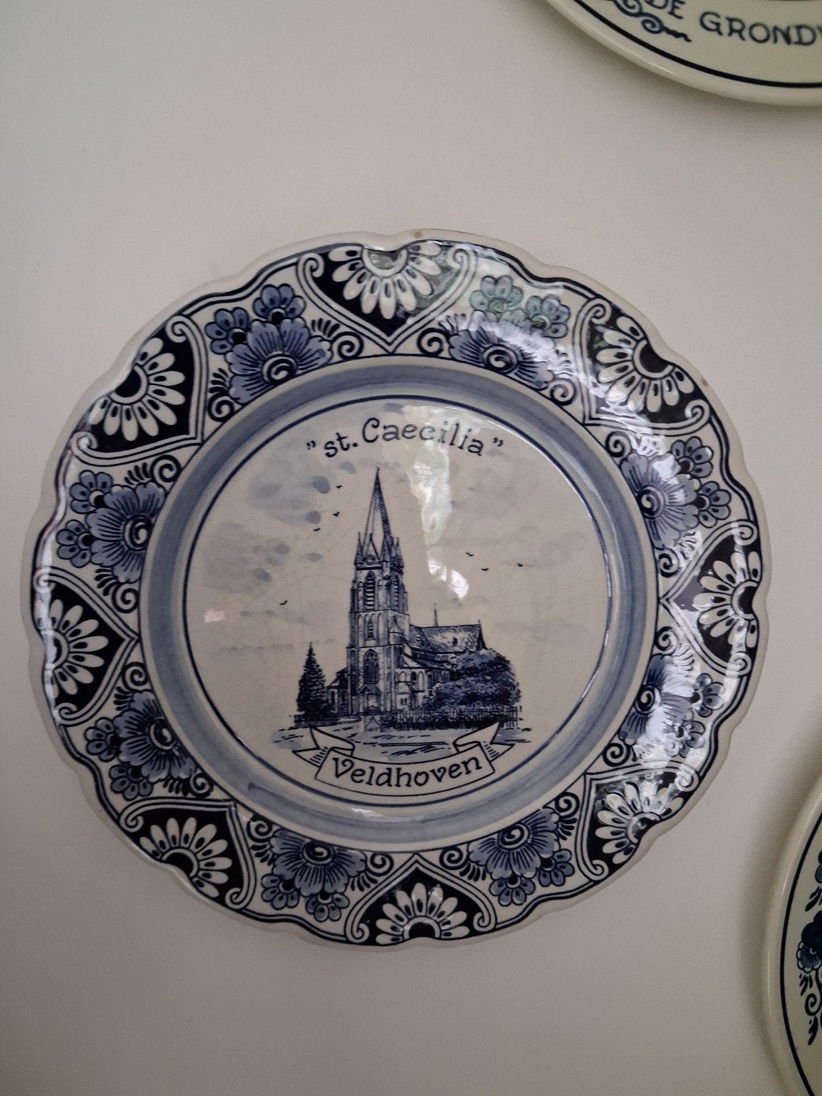Delfts blauw bord 'St. Caecilia' Veldhoven - Handgeschilderd, Antiek en Kunst, Ophalen of Verzenden