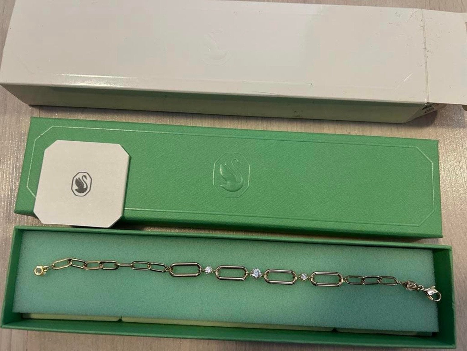 Nieuw Swarovski armband met bon, Overige materialen, Nieuw, Goud, Ophalen