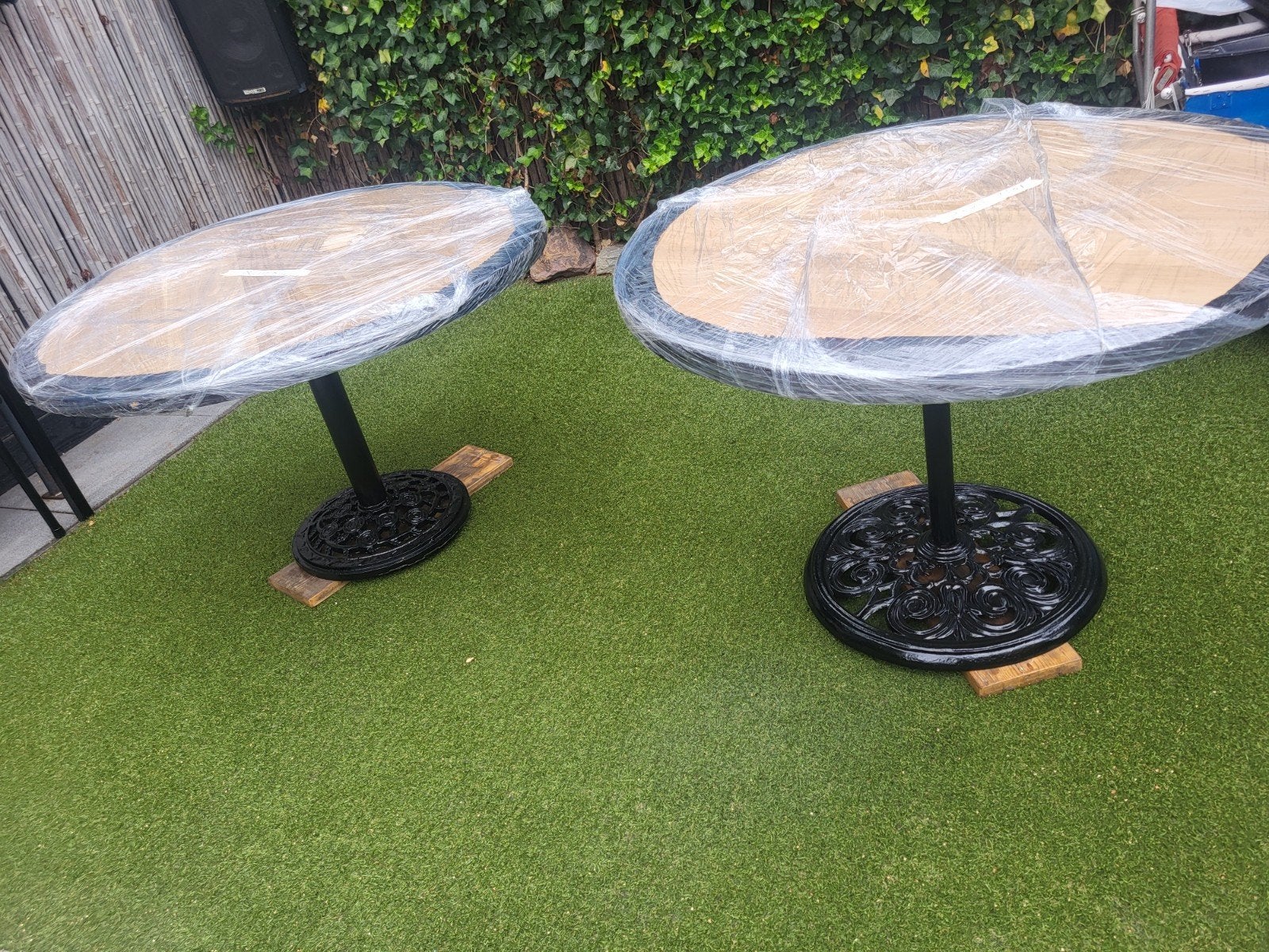 Ronde tuintafel met gietijzeren onderstel, Tuin en Terras, Ophalen of Verzenden, Gebruikt, Rond, Hout
