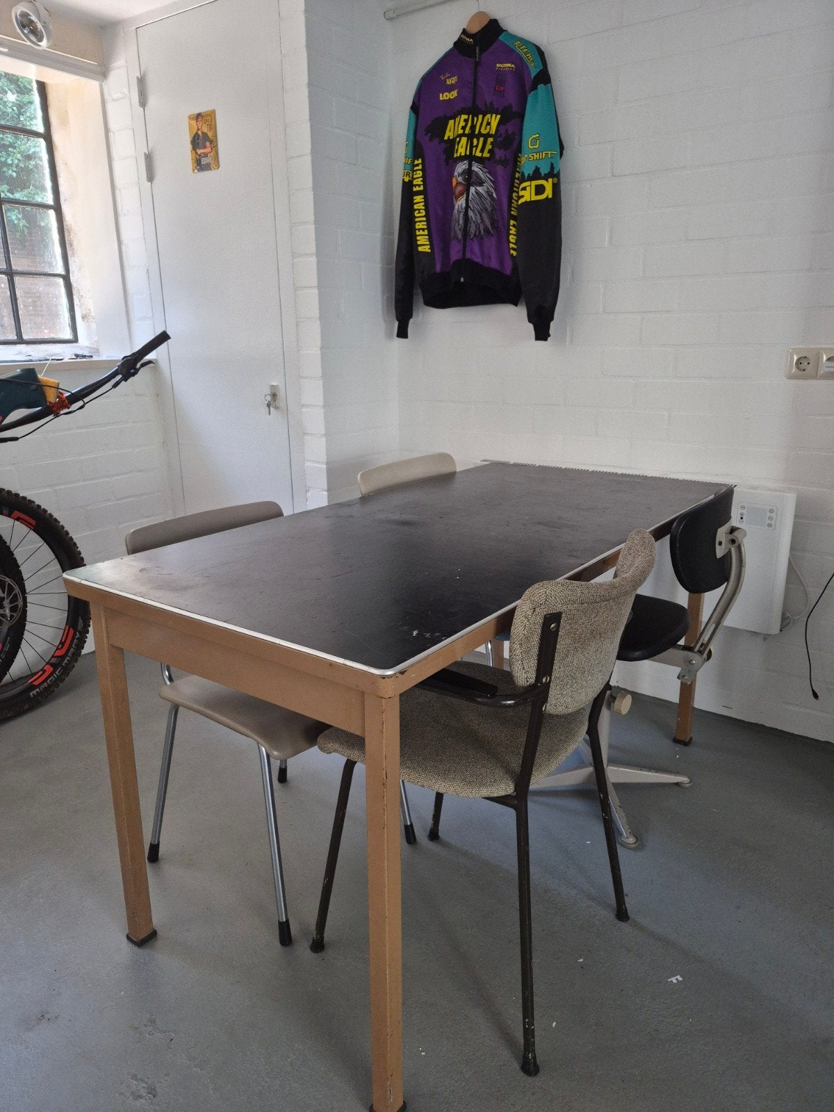 Vintage Staalmeubel tafel met diverse stoelen, Ophalen