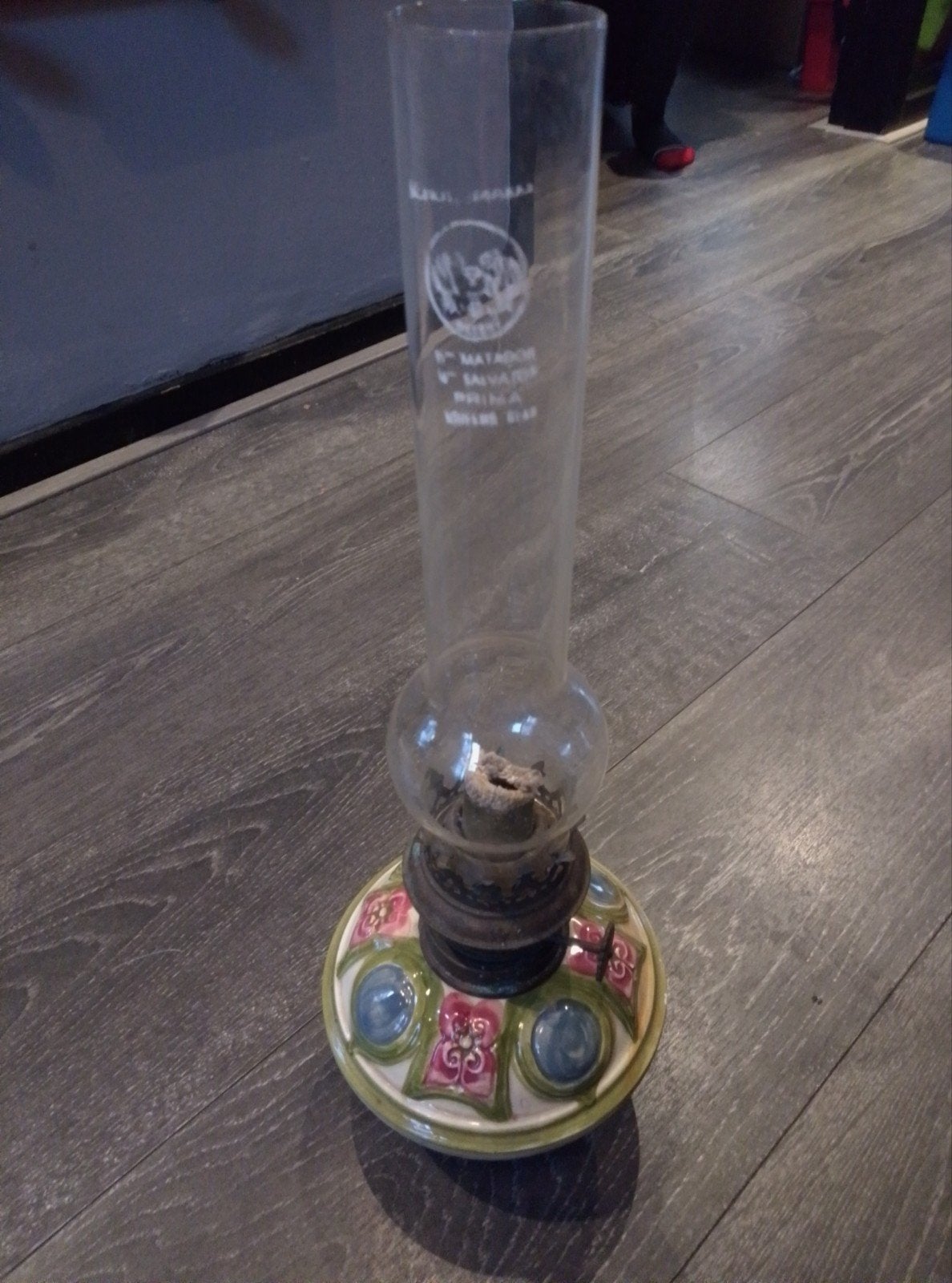 Antieke olielamp met bloemmotief en glazen schoorsteen, Ophalen of Verzenden