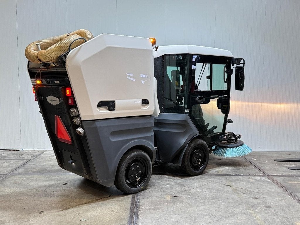 Mathieu MC110 Hoogkieper Benzine kubota straatveger veegmach